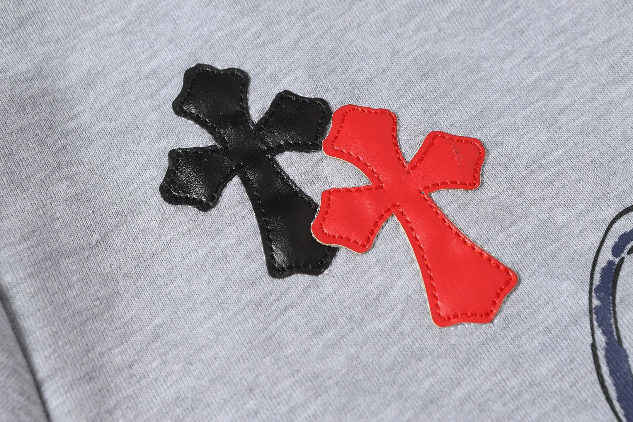 P280 #L3190 cross-border model. Those who pursue quality should not place an order. -Chrome Hearts/Chrome Hearts graffiti spoof printed leather cross✝️Hooded sweatshirt - High weight, high density and high quality. The wool is soft, delicate and skin-friendly. It feels soft and silky. It has excellent warmth and skin-friendly properties. M L XL